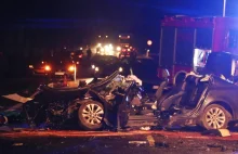Wypadek pod Wrocławiem. Trzy osoby nie żyją po czołowym zderzeniu samochodów BMW