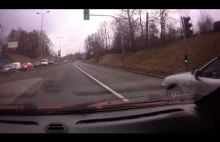 Pieseł próbuje wyprzedzić samochód lewym pasem