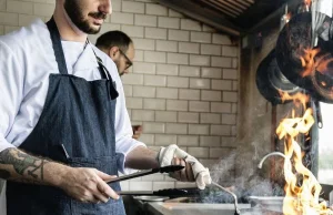 Właściciel restauracji musi zapłacić podatek za jedzenie we własnym lokalu