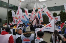 Protest przed Castoramą."Solidarność" domaga się przywrócenia do pracy 9 kolegów