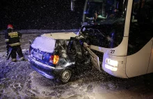 Osobówka wbiła się w autobus na Zakopiance. Mocne zdjęcia ku przestrodze