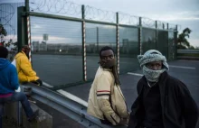 Tysiące imigrantów koczuje w Calais. Cameron i Hollande rozmawiają o...