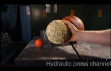 Miażdżenie piłki do kosza i kulki z gumek recepturek prasą hydrauliczną.