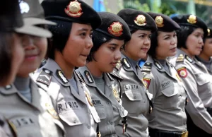 Badanie dziewictwa kandydatek na policjantki w Indonezji