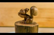 Drewniana wiewiórka rzeźbiona z drzewa orzecha włoskiego