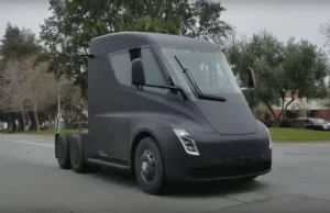 Tesla Semi sfilmowana na ulicy. Ciężarówka jest naprawdę cicha.