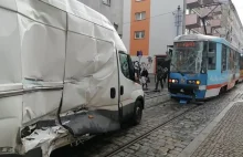 Wypadek tramwaju we Wrocławiu - Zderzył się z busem na ulicy Szewskiej