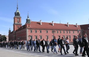 Blokują ulice i publiczne place żeby odprawiać modły. To nie Paryż. To Warszawa.