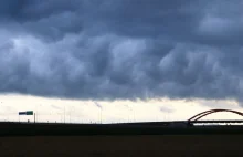 Czerwone alerty pogodowe. Nadciągają niszczycielskie burze