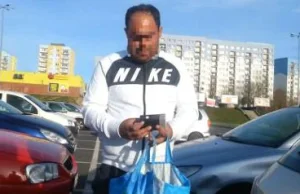 Cygan usiłuje sprzedaż lewe perfumy na parkingu marketu