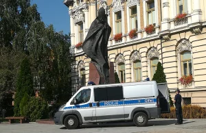 Z OSTATNIEJ CHWILI] Pomnik Jana Pawła ll na sądeckim rynku obrzucony...