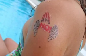 Niemcy: specjalny tatuaż dla kobiet ma chronić je na basenach przed...
