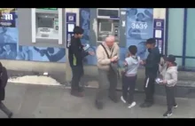 Emeryt przegania dziecięcy gang złodziei przy paryskim bankomacie