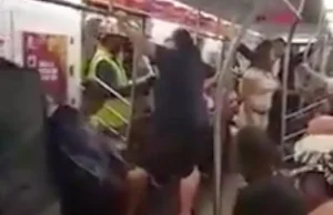 [video] Mężczyzna czyta Biblię w metrze. Kobieta usiłuje go powstrzymać