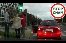 Agresja na drodze - szarpanina na ulicach Warszawy - uczulony na klakson