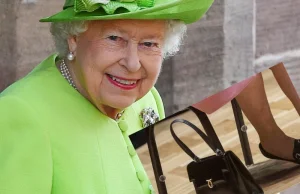 Do czego królowa Elżbieta używa torebki? To jej sekretny sposób na...