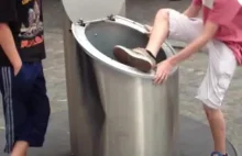 Dzieciak wpada do podziemnego kosza na śmieci
