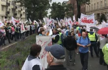 Protest nauczycieli w Warszawie. Czerwona kartka dla Zalewskiej