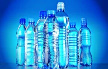 Pijesz... PLASTIK! W 90% butelkowanej wody jest go 2 razy więcej niż w kranówce!