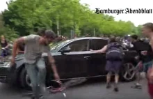 Dyplomatyczne taranowanie! Samochód z G20 rozjeżdża lewaków (WIDEO