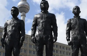 W Berlinie stanął pomnik Assange, Snowdena i Manninga. [ENG]