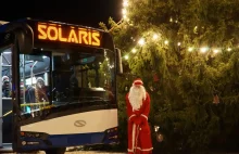 Święty Mikołaj jeździ autobusem elektrycznym marki Solaris