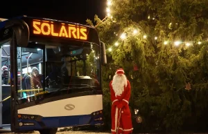 Święty Mikołaj jeździ autobusem elektrycznym marki Solaris