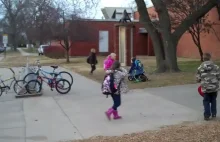 Mały chłopiec sam przyjeżdża do szkoły motorem
