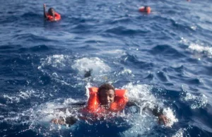 Libijska straż przybrzeżna ostrzelała łódź z uchodźcami. Zawróciła...