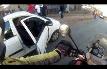 Motocyklista przypadkowo pomaga okradzionemu kierowcy w RPA