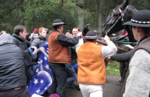 Bijatyka na trasie do Morskiego Oka. Górale zepchnęli protestujących