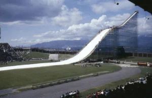 Konkurs skoków narciarskich w Vancouver w 1958 roku na stadionie piłkarskim.