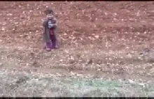 Syryjskie dziecko otrzymuje od żołnierzy trochę słodyczy