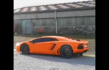 Młody człowiek i jego Lamborghini