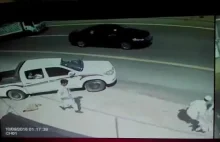 Kierowca wyprzedza swój samochód podczas wypadku [18+]