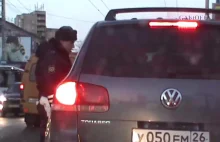 Uparty rosyjski policjant.