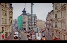 Film z montażu historycznej wieżyczki kamienicy "Żelazka" w centrum Poznania