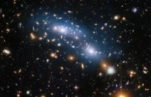 Delikatne światło na zdjęciach z Hubble’a odkrywa przed nami rozmieszczenie...