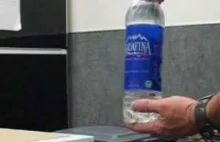 Narkotyki ukryte w zwyklej butelce wody.