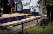Koszmar na cmentarzu w Łęcznej. Małżeństwo wpadło do otwartego grobu.