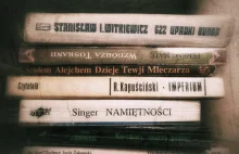 Dlaczego tytuły książek są drukowane w różnych kierunkach?