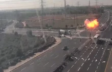 Grad rakiet w stronę Izraela, jedna uderzyła w autostradę. Nagranie.