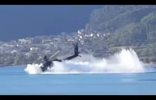 Grecki śmigłowiec nurkuje do morza podczas ćwiczeń