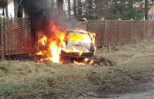 18-LATEK CUDEM WYSZEDŁ BEZ SZWANKU. UDERZYŁ AUTEM W OGRODZENIE. SAMOCHÓD...