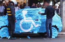 Brazylijski sposób na parkowanie w miejscach dla niepełnosprawnych. Zobacz...
