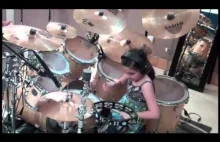 Dziewczynka ma 10 lat i wymiata na perkusji