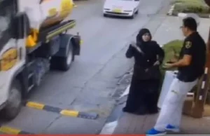 Palestynka wyciąga na ulicy ogromny nóż i atakuje bez powodu Izraelczyka