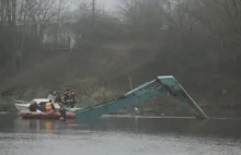 Wrocław: Koparka należąca do Chińczyków zsunęła się do Odry. Operator...