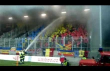 Czeski sposób na walkę z odpalaniem rac na stadionach.