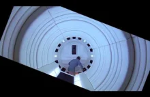 ‛2001: Odyseja kosmiczna‛ i stabilizacja obrazu w scenie na korytarzu.
